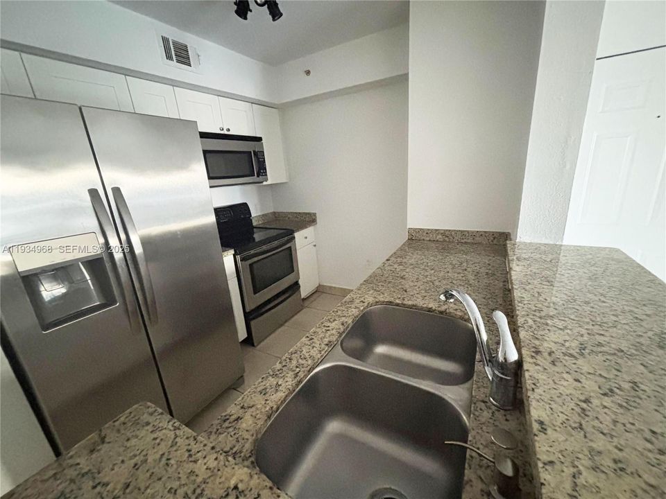 For Rent: $1,650 (2 beds, 2 baths, 895 Square Feet)