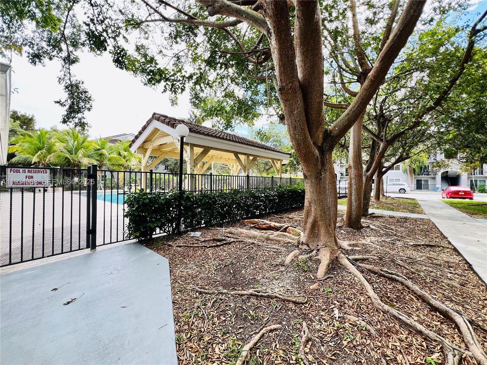 For Rent: $1,650 (2 beds, 2 baths, 895 Square Feet)