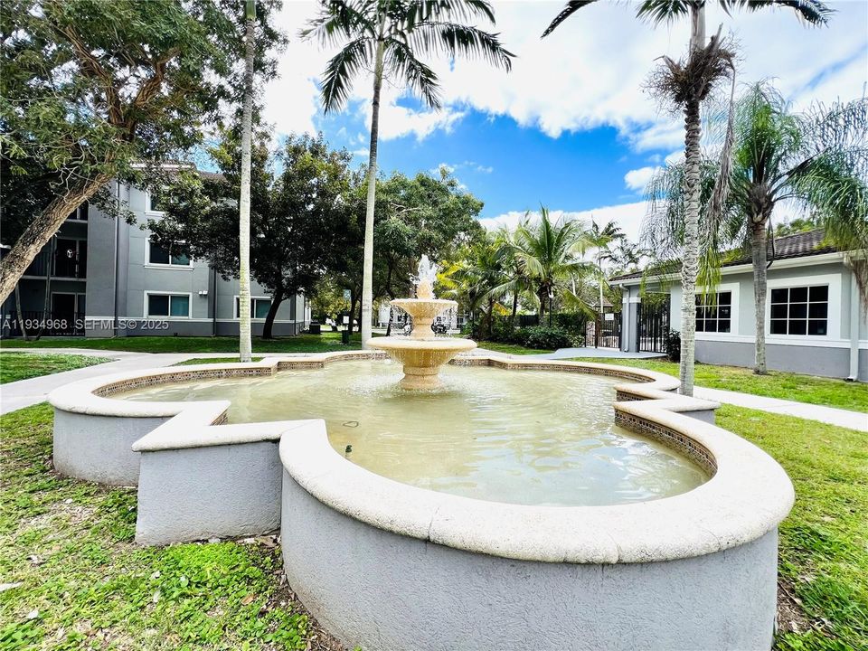 For Rent: $1,650 (2 beds, 2 baths, 895 Square Feet)