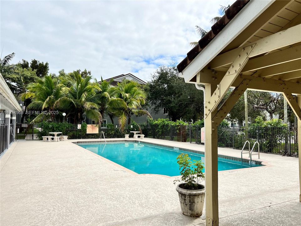 For Rent: $1,650 (2 beds, 2 baths, 895 Square Feet)