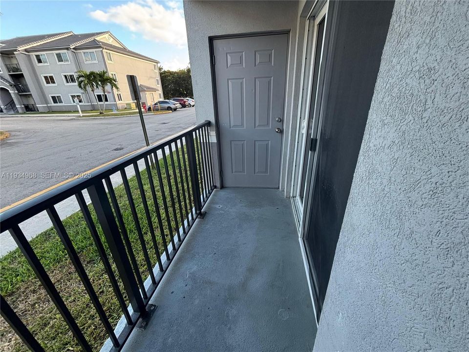 For Rent: $1,650 (2 beds, 2 baths, 895 Square Feet)