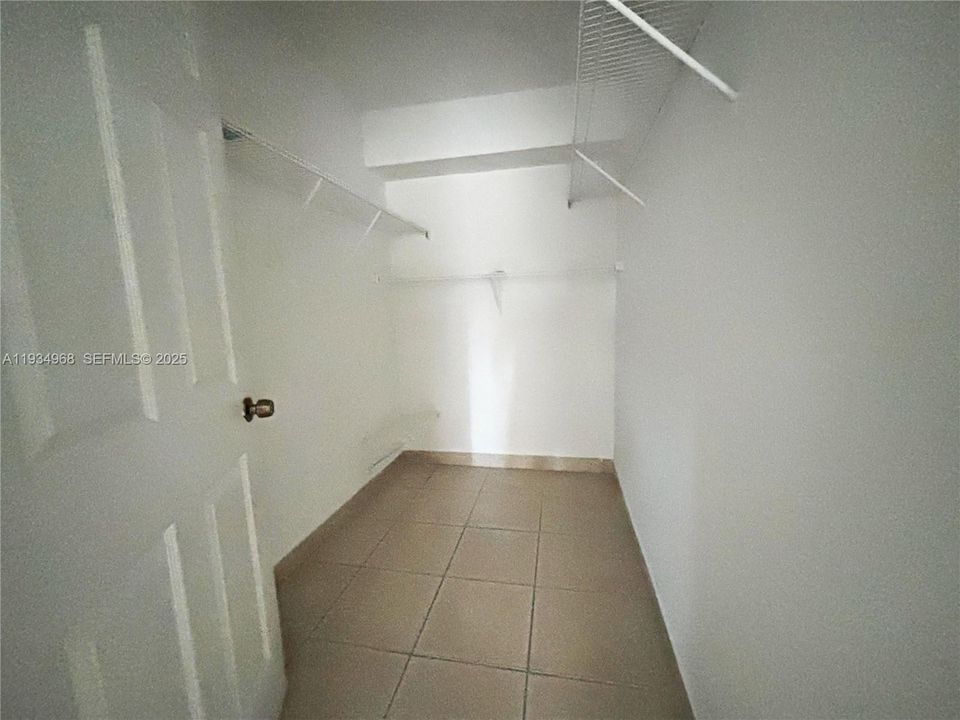 For Rent: $1,650 (2 beds, 2 baths, 895 Square Feet)