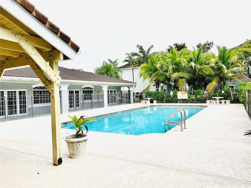 For Rent: $1,650 (2 beds, 2 baths, 895 Square Feet)