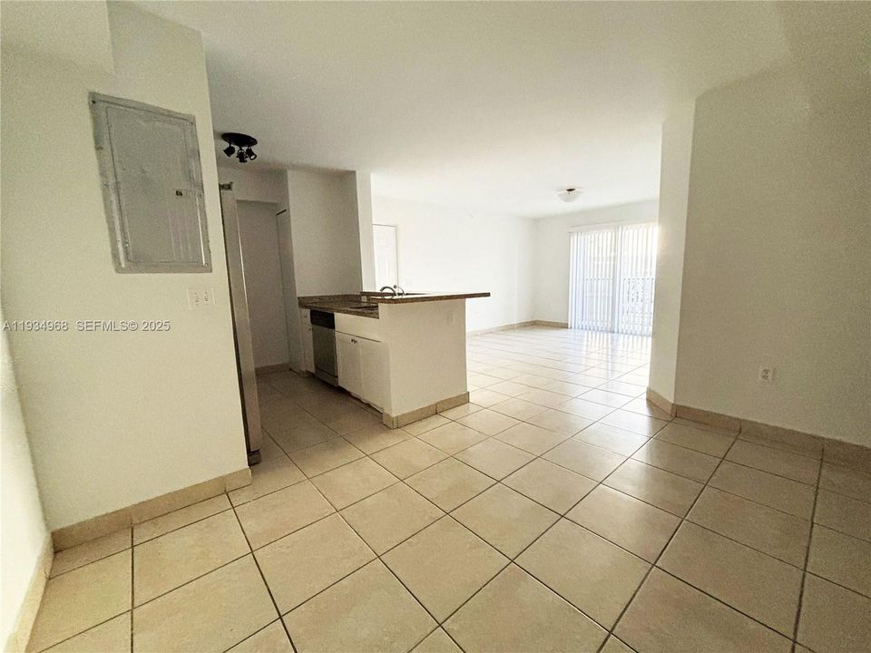 For Rent: $1,650 (2 beds, 2 baths, 895 Square Feet)