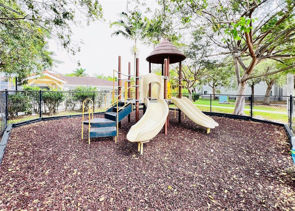 For Rent: $1,650 (2 beds, 2 baths, 895 Square Feet)