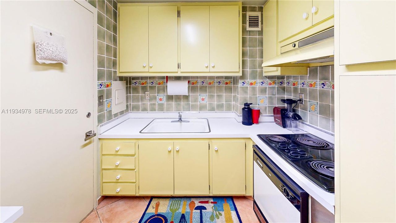 For Sale: $399,000 (1 beds, 1 baths, 822 Square Feet)