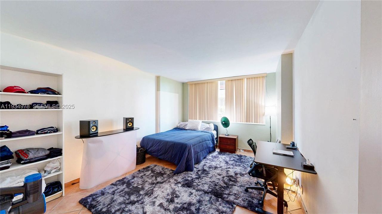 For Sale: $399,000 (1 beds, 1 baths, 822 Square Feet)