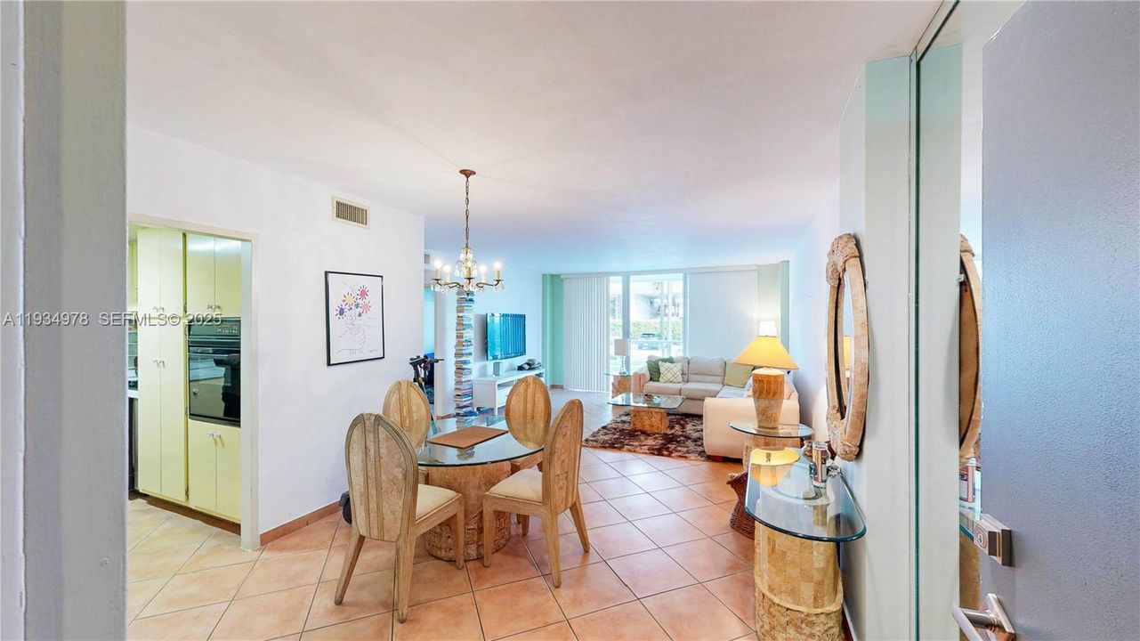 For Sale: $399,000 (1 beds, 1 baths, 822 Square Feet)