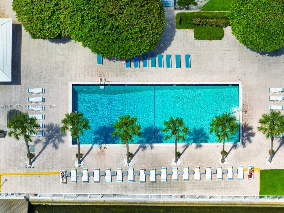 For Sale: $399,000 (1 beds, 1 baths, 822 Square Feet)