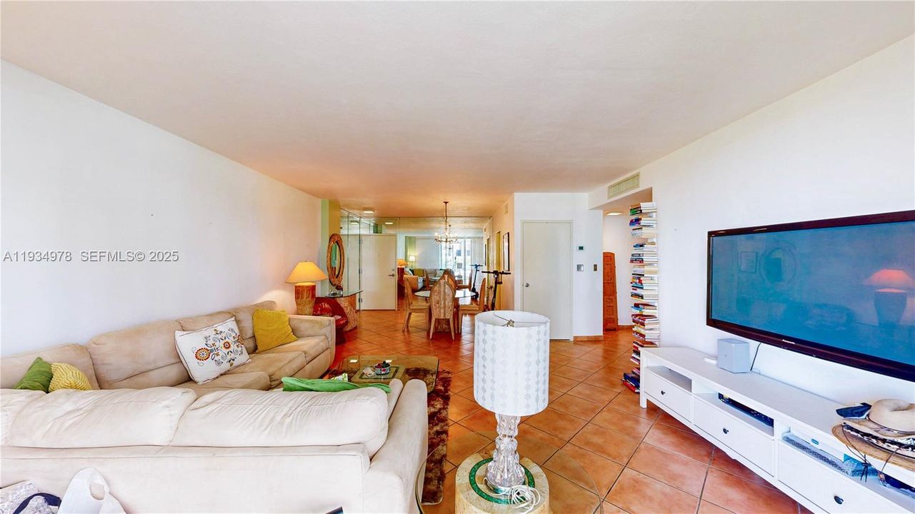 For Sale: $399,000 (1 beds, 1 baths, 822 Square Feet)