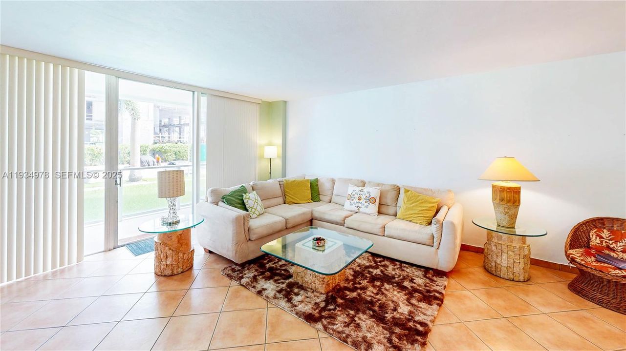 For Sale: $399,000 (1 beds, 1 baths, 822 Square Feet)