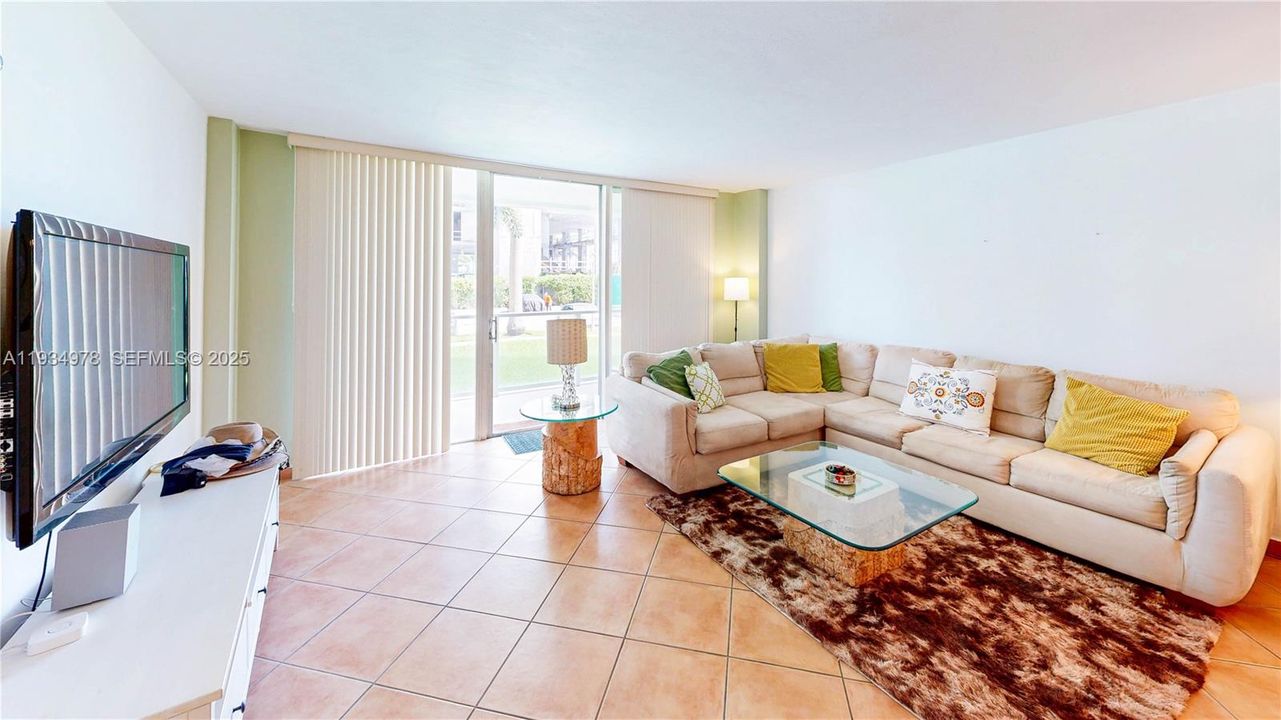 For Sale: $399,000 (1 beds, 1 baths, 822 Square Feet)