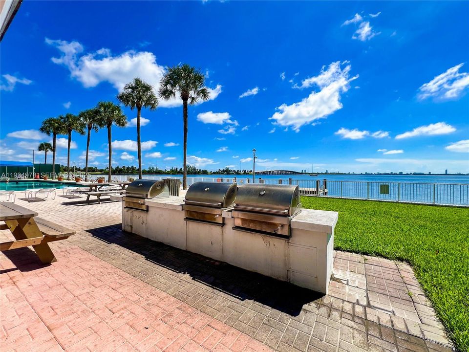 For Sale: $399,000 (1 beds, 1 baths, 822 Square Feet)