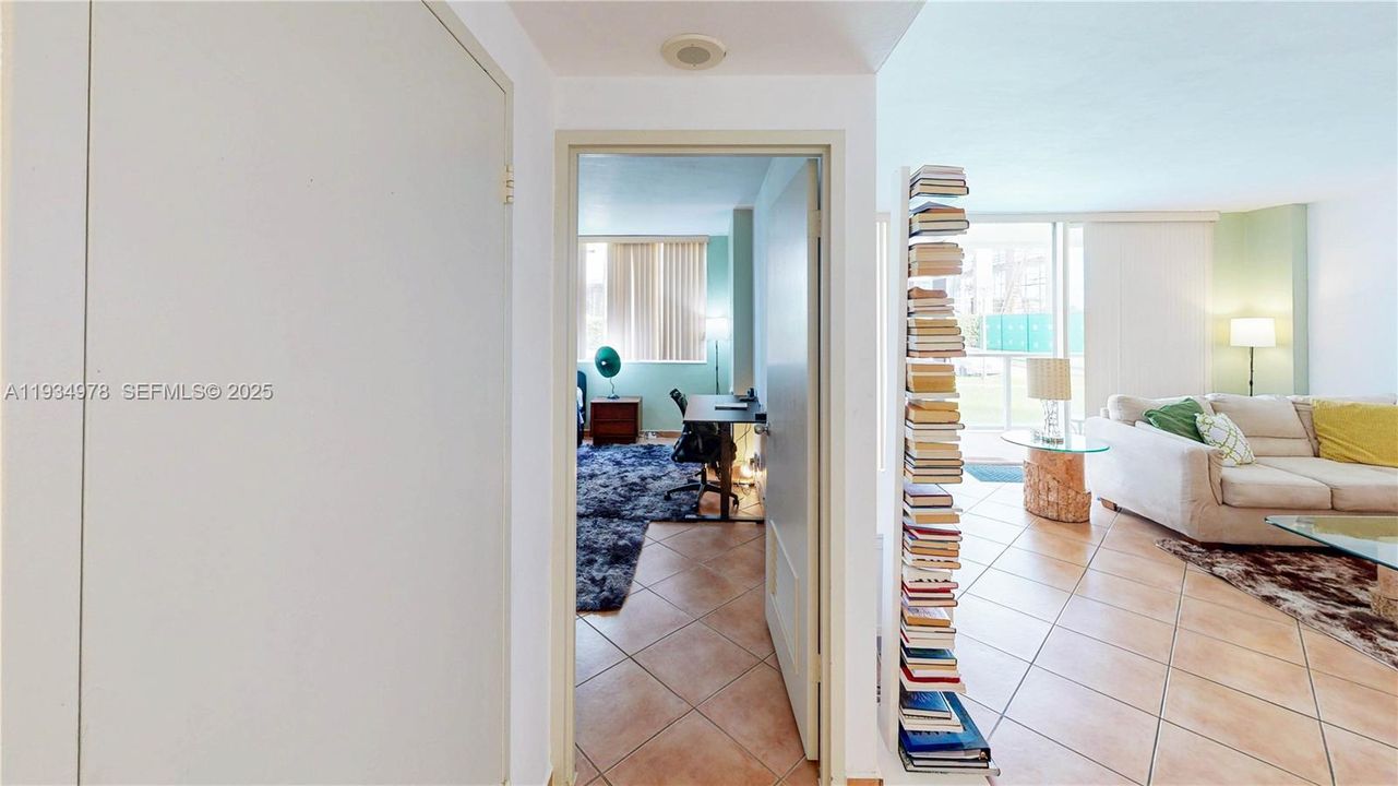 For Sale: $399,000 (1 beds, 1 baths, 822 Square Feet)