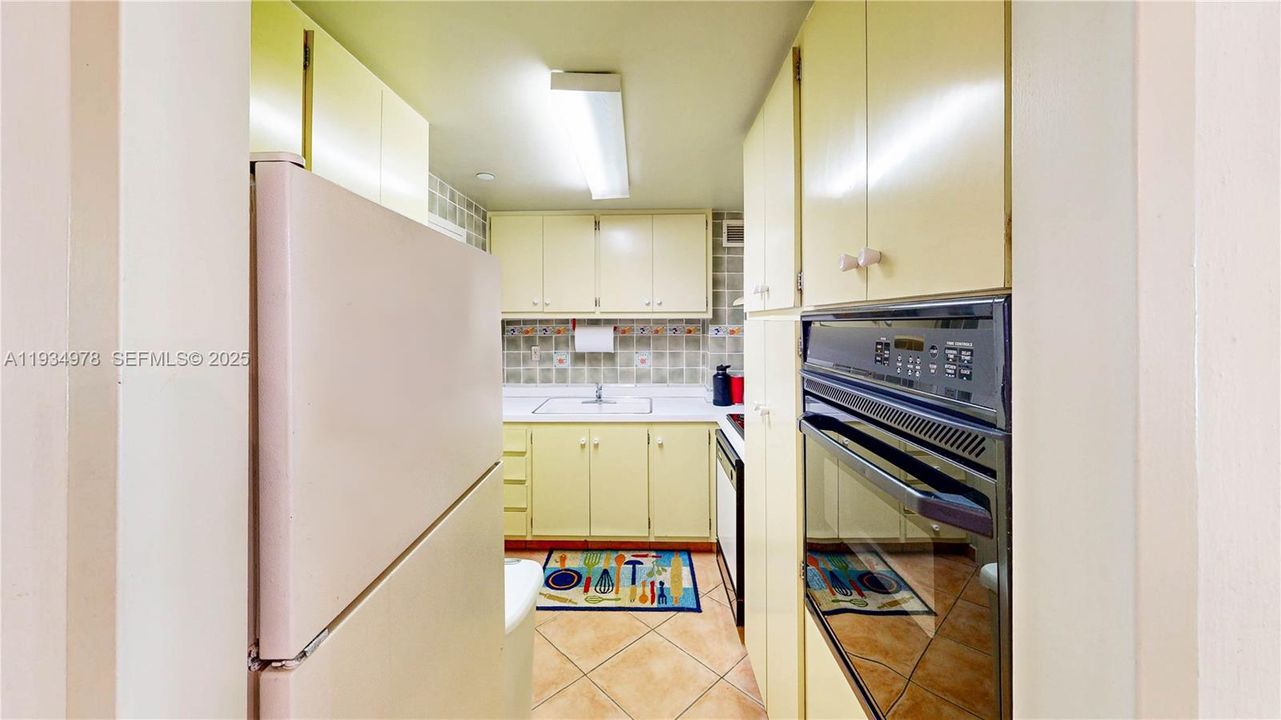 For Sale: $399,000 (1 beds, 1 baths, 822 Square Feet)