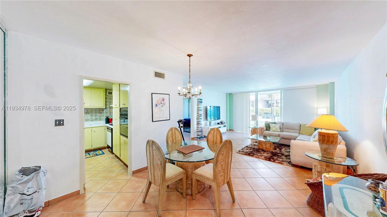 For Sale: $399,000 (1 beds, 1 baths, 822 Square Feet)