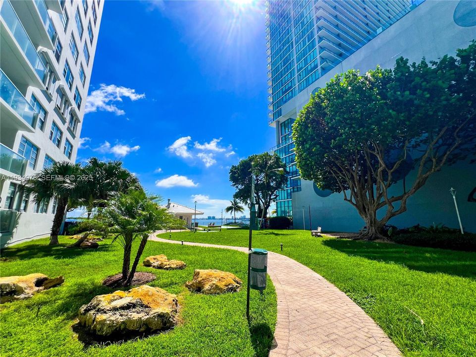 For Sale: $399,000 (1 beds, 1 baths, 822 Square Feet)