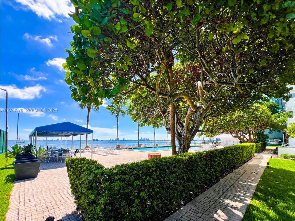 For Sale: $399,000 (1 beds, 1 baths, 822 Square Feet)