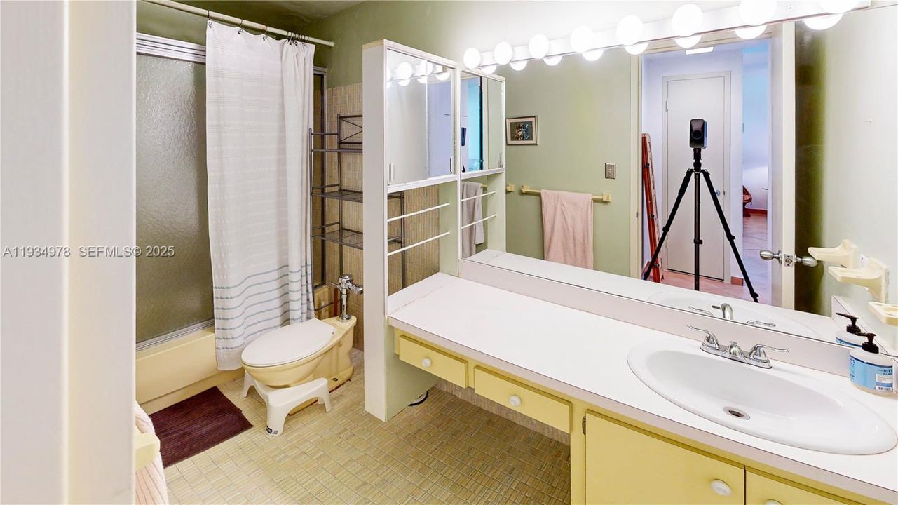 For Sale: $399,000 (1 beds, 1 baths, 822 Square Feet)