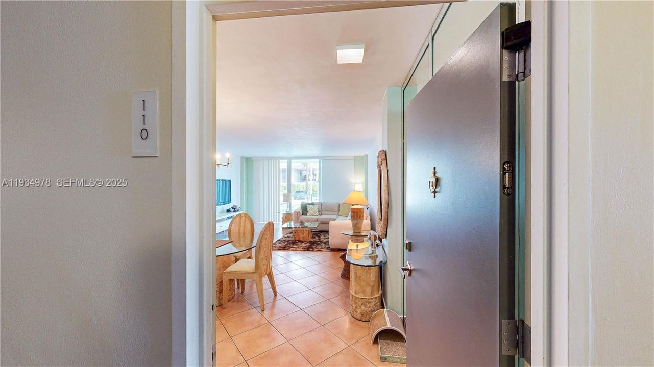 For Sale: $399,000 (1 beds, 1 baths, 822 Square Feet)