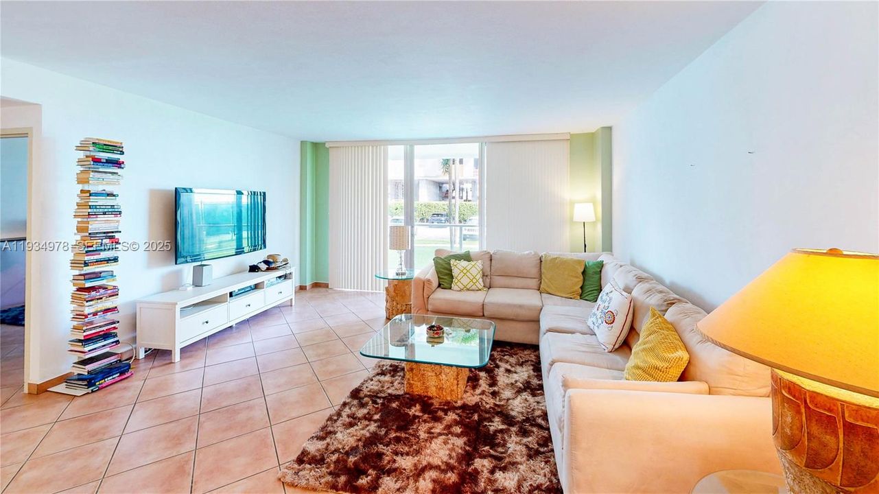 For Sale: $399,000 (1 beds, 1 baths, 822 Square Feet)