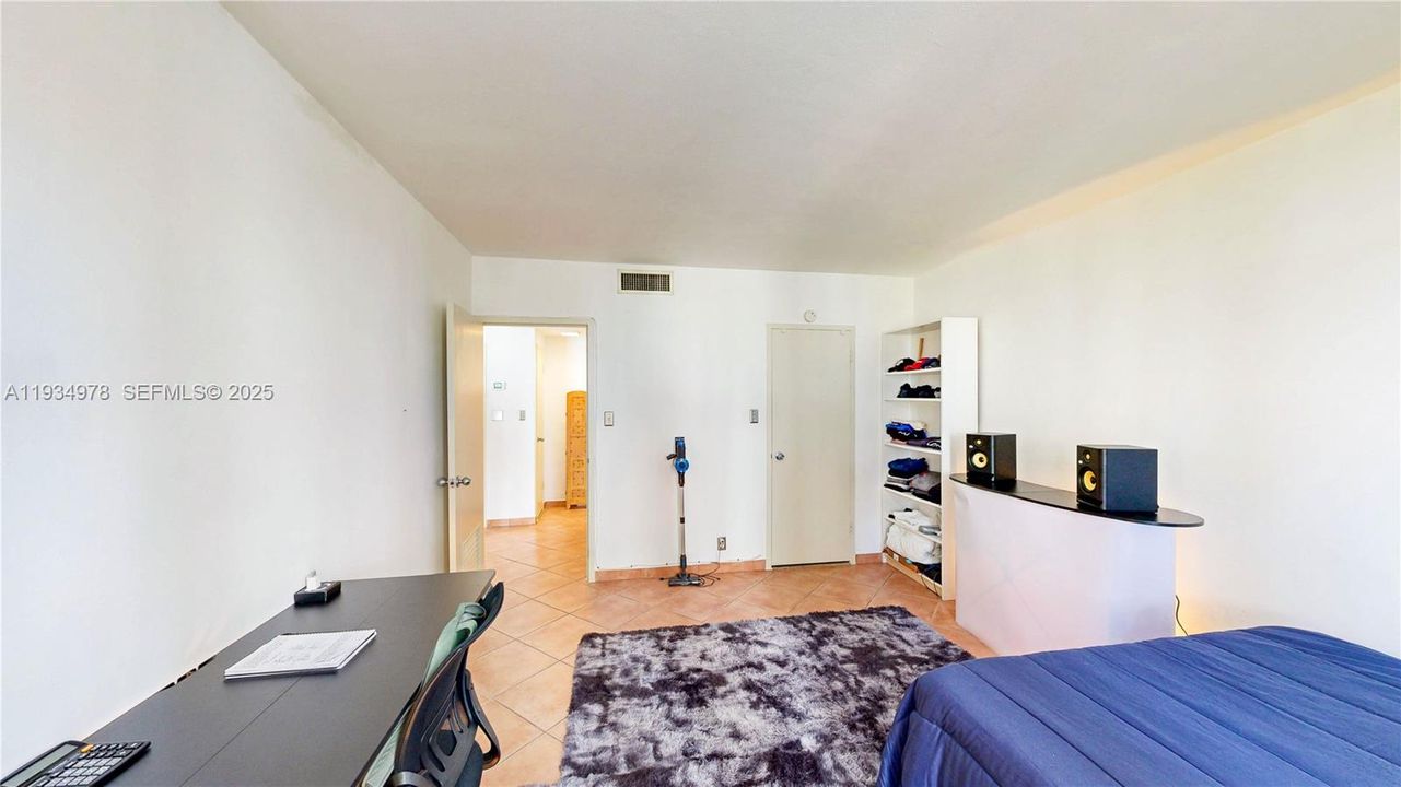 For Sale: $399,000 (1 beds, 1 baths, 822 Square Feet)