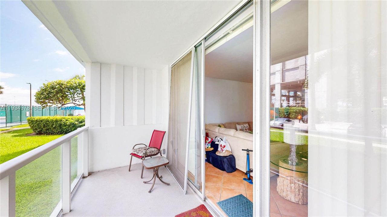 For Sale: $399,000 (1 beds, 1 baths, 822 Square Feet)