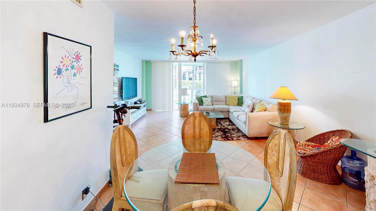 For Sale: $399,000 (1 beds, 1 baths, 822 Square Feet)