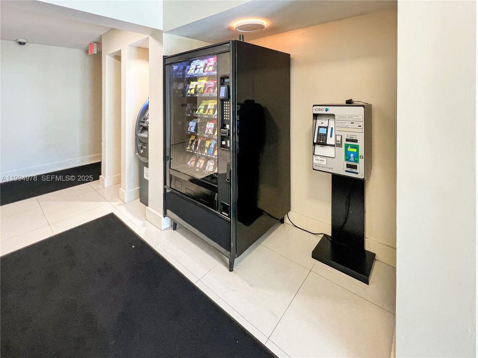 For Sale: $399,000 (1 beds, 1 baths, 822 Square Feet)