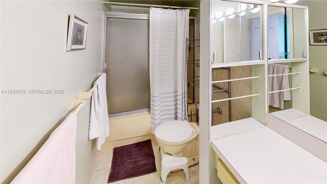 For Sale: $399,000 (1 beds, 1 baths, 822 Square Feet)