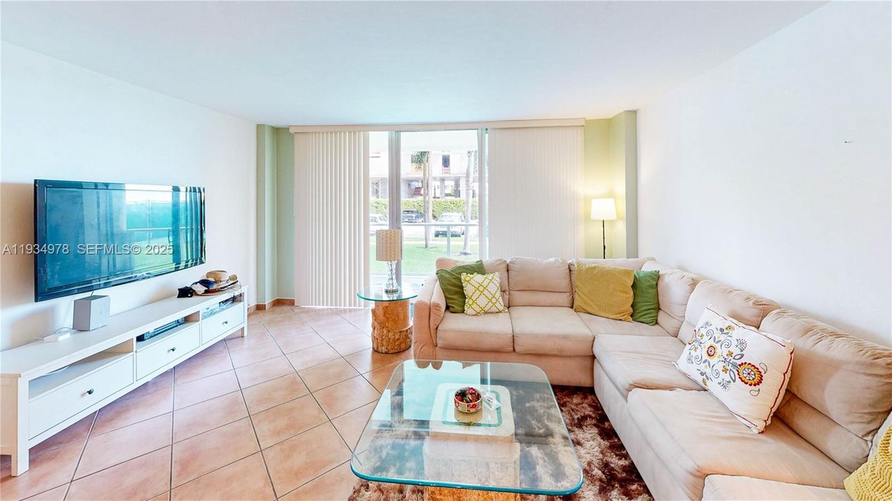 For Sale: $399,000 (1 beds, 1 baths, 822 Square Feet)