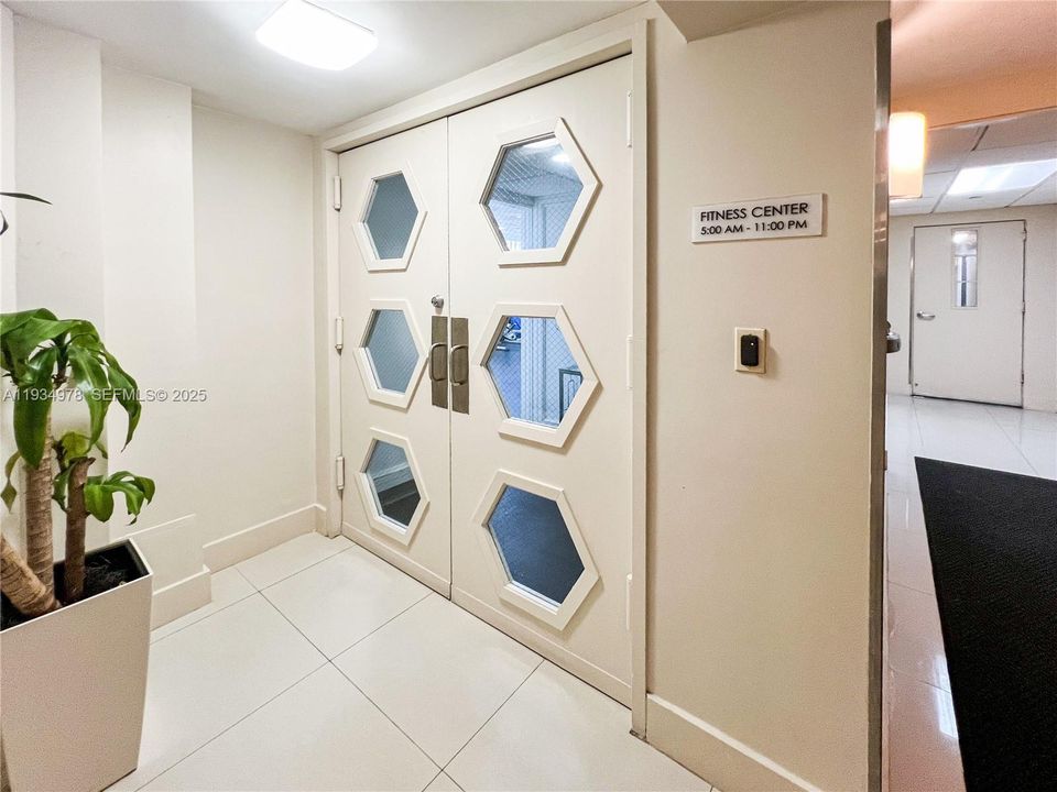 For Sale: $399,000 (1 beds, 1 baths, 822 Square Feet)