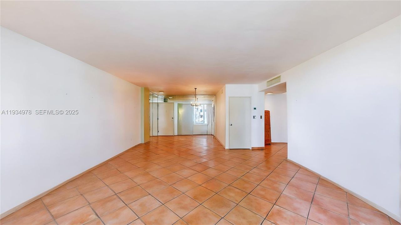 For Sale: $399,000 (1 beds, 1 baths, 822 Square Feet)