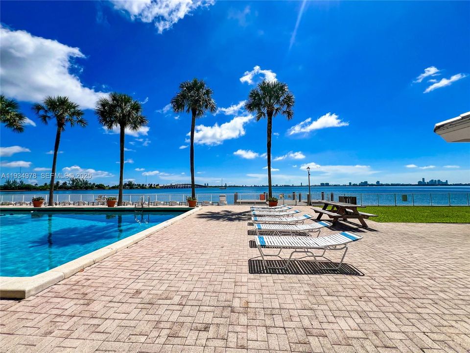 For Sale: $399,000 (1 beds, 1 baths, 822 Square Feet)