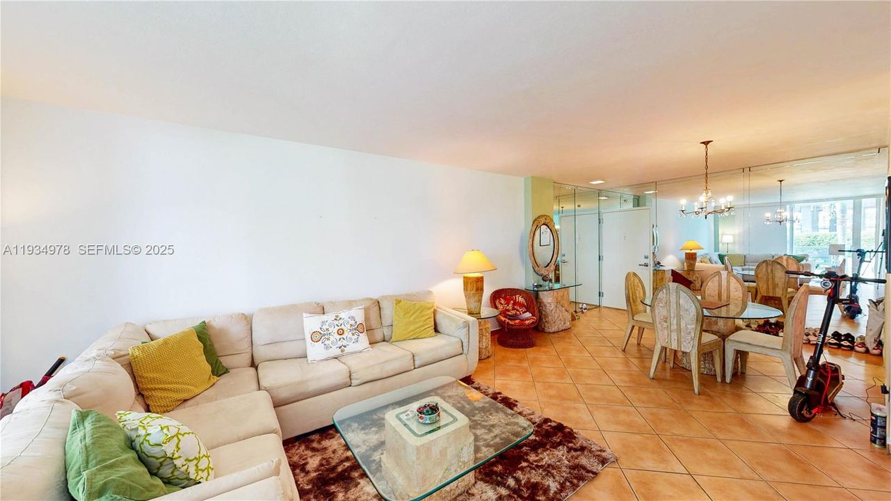 For Sale: $399,000 (1 beds, 1 baths, 822 Square Feet)