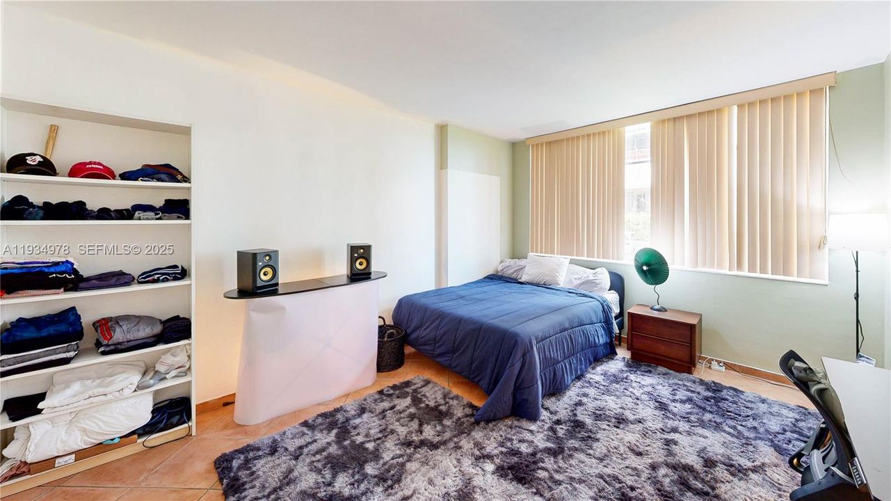For Sale: $399,000 (1 beds, 1 baths, 822 Square Feet)