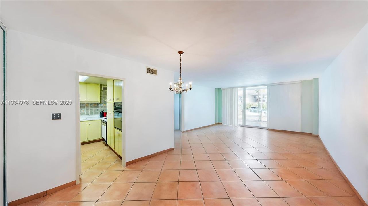 For Sale: $399,000 (1 beds, 1 baths, 822 Square Feet)
