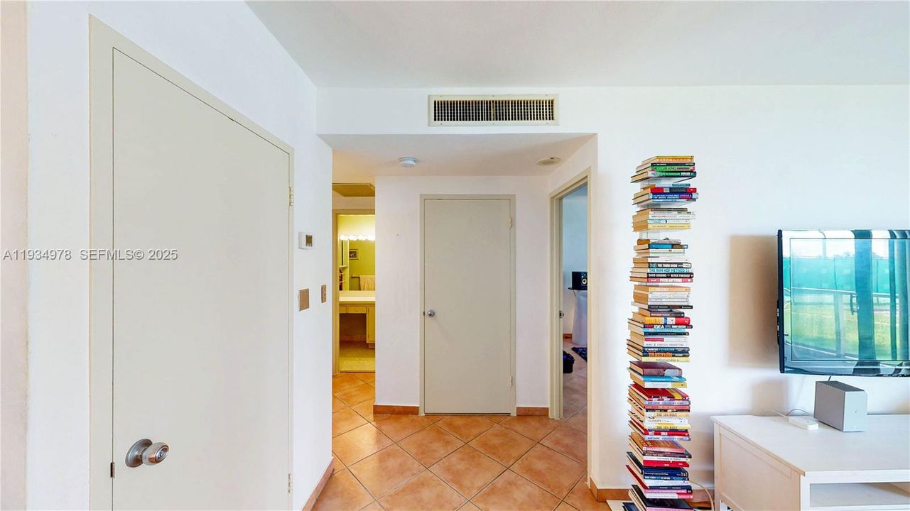 For Sale: $399,000 (1 beds, 1 baths, 822 Square Feet)