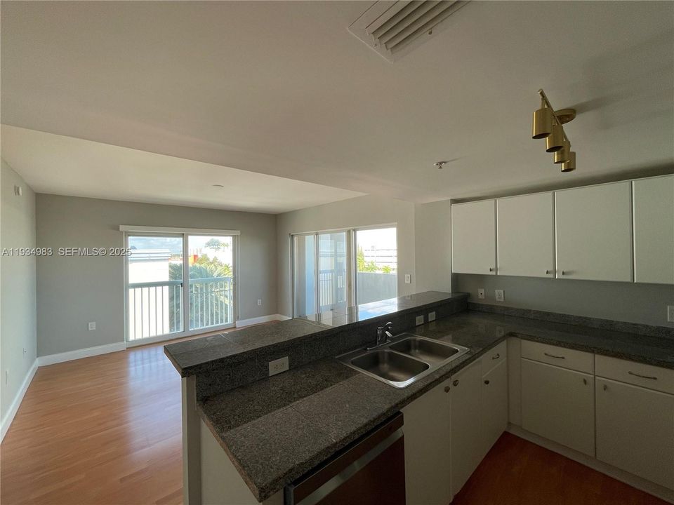 For Rent: $2,600 (1 beds, 1 baths, 629 Square Feet)