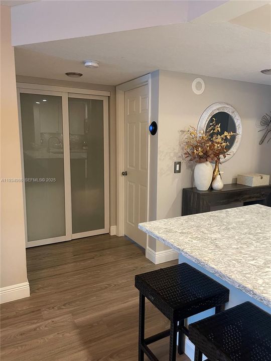 出租: $4,500 (2 贝兹, 2 浴室, 984 平方英尺)