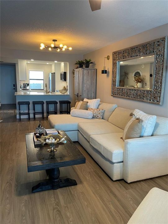 出租: $4,500 (2 贝兹, 2 浴室, 984 平方英尺)