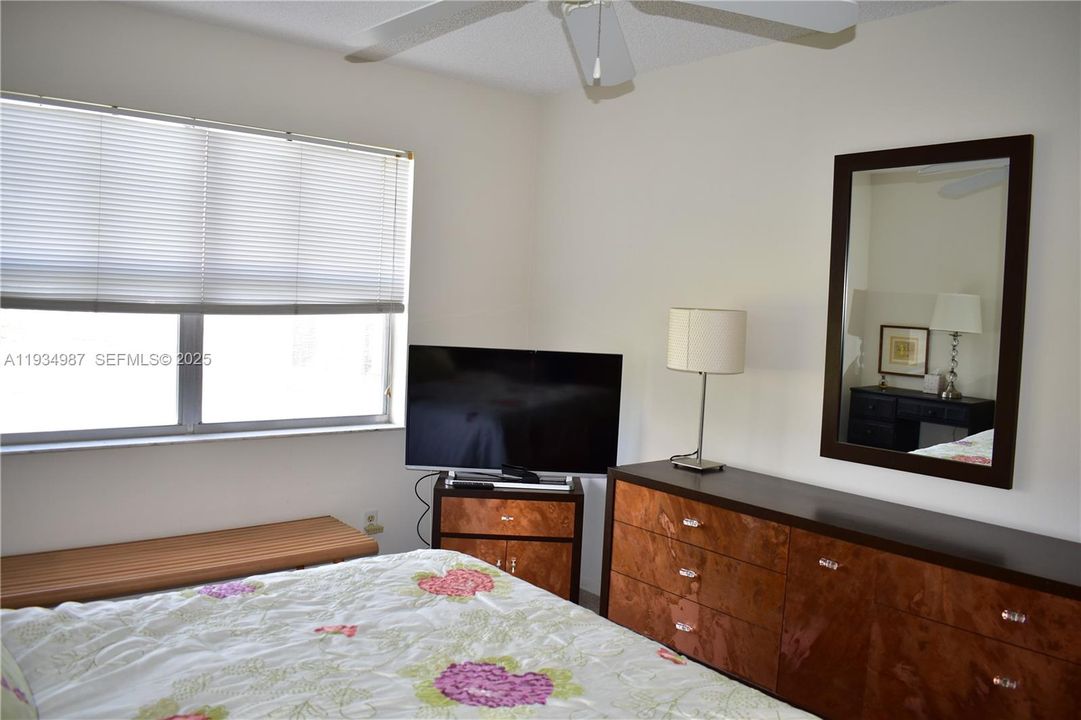 待售: $79,900 (1 贝兹, 1 浴室, 862 平方英尺)