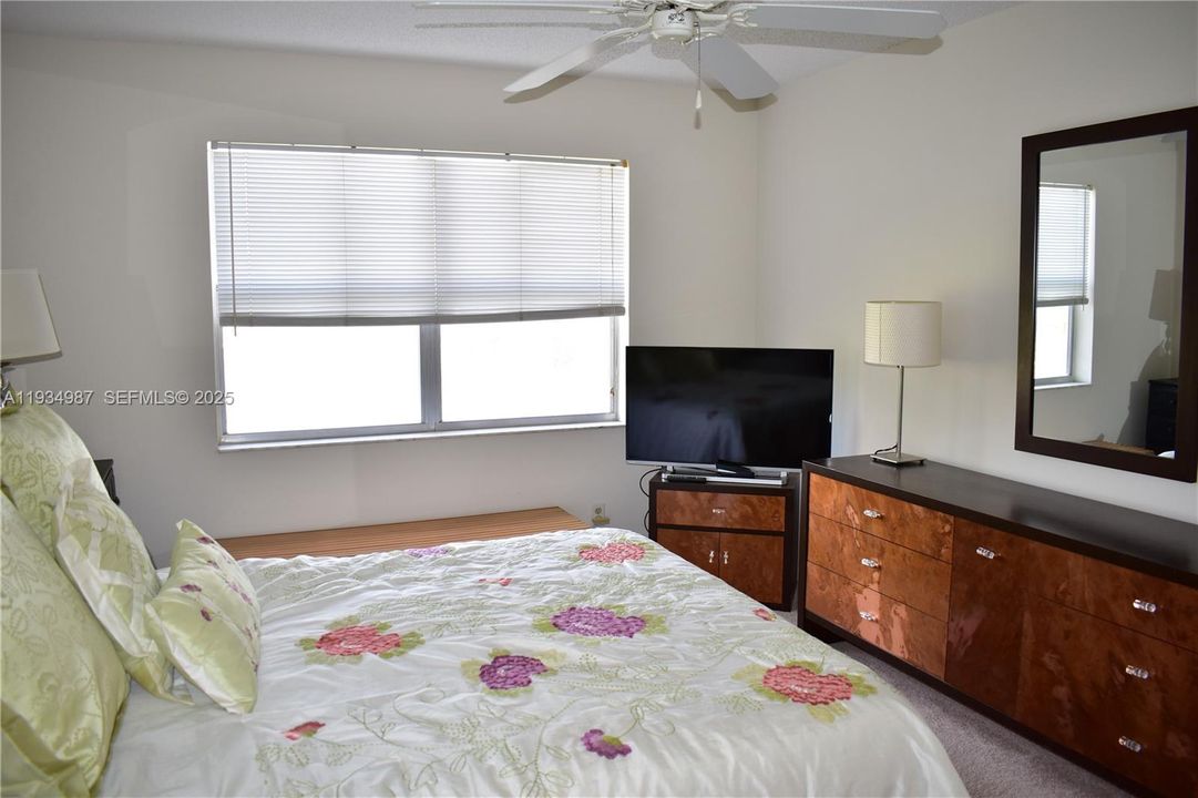 待售: $79,900 (1 贝兹, 1 浴室, 862 平方英尺)