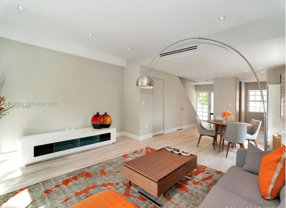 For Rent: $4,750 (2 beds, 2 baths, 1500 Square Feet)