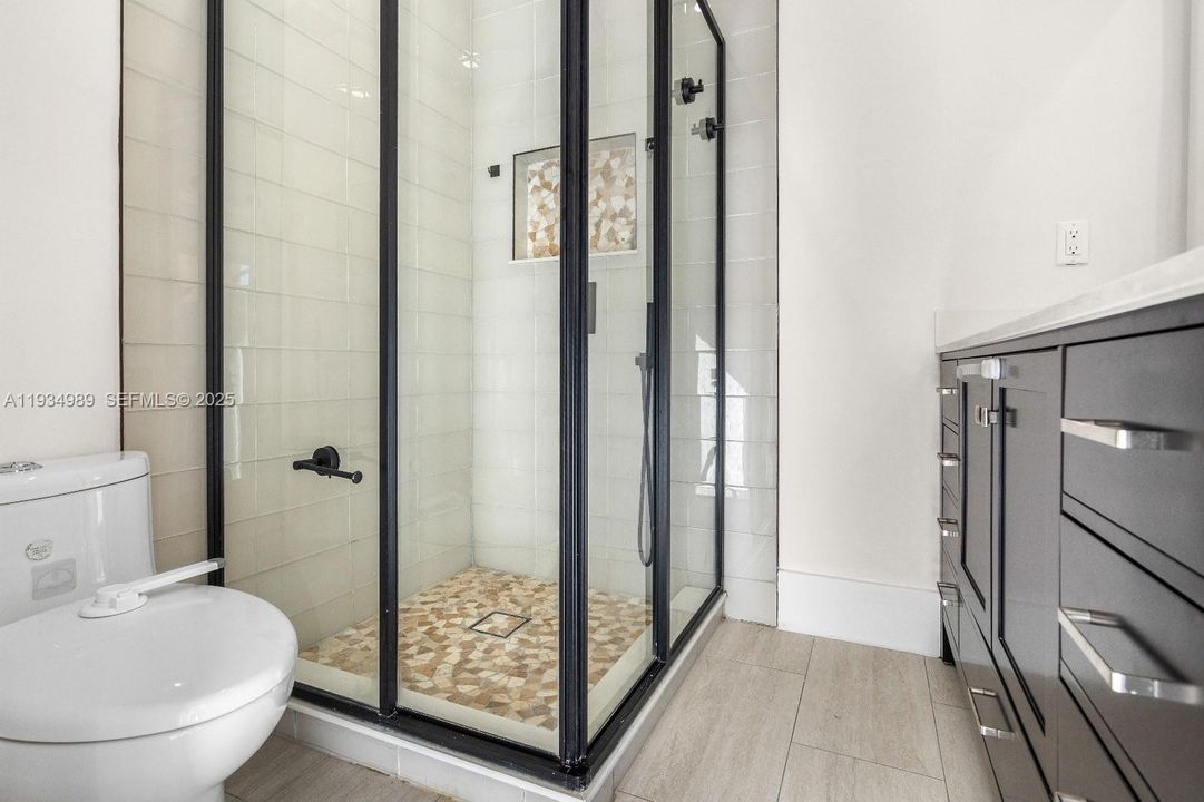 Activo con contrato: $1,450 (1 camas, 1 baños, 2926 Pies cuadrados)