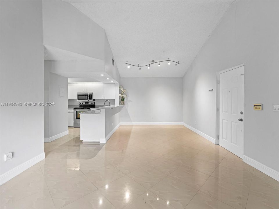 出租: $2,700 (2 贝兹, 2 浴室, 0 平方英尺)