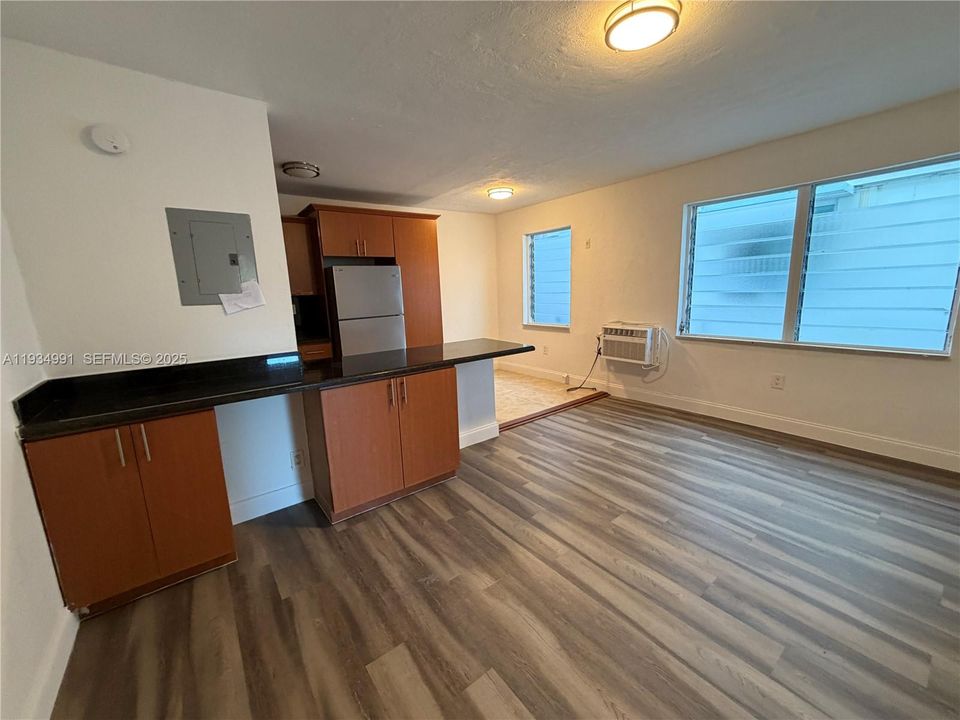 出租: $1,900 (1 贝兹, 1 浴室, 493 平方英尺)