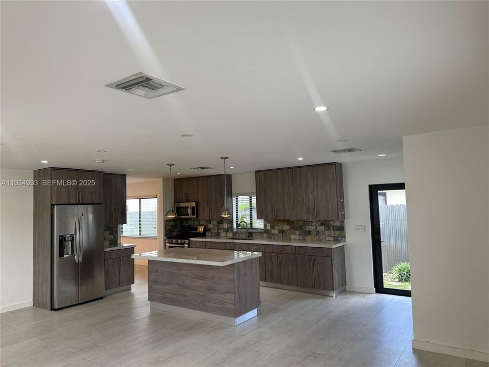 В аренду: $4,150 (4 спален, 2 ванн, 2080 Квадратных фут)