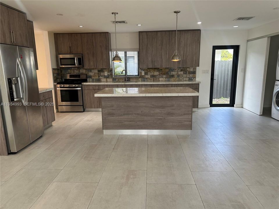 В аренду: $4,150 (4 спален, 2 ванн, 2080 Квадратных фут)