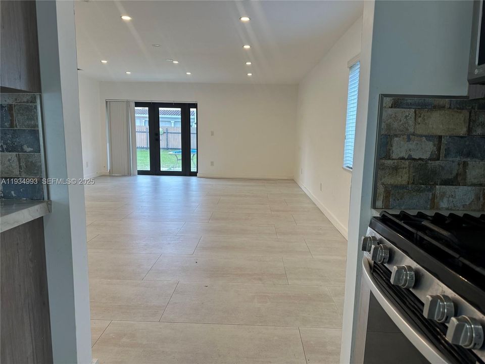 В аренду: $4,150 (4 спален, 2 ванн, 2080 Квадратных фут)